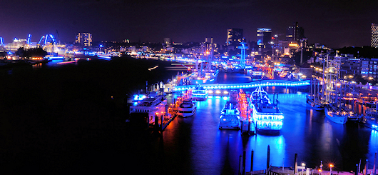 Der Hamburger Hafen kunstvoll in Blau eingehüllt Der Hamburger Hafen kunstvoll in Blau eingehüllt